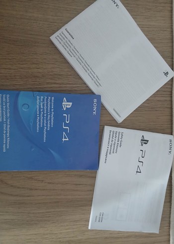 Beden Renk PlayStation 4 Konsol ve İki Kablosuz Kumanda