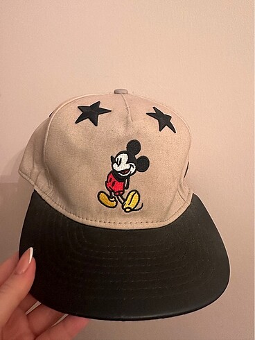 mickey sapka disneyland dan alındı
