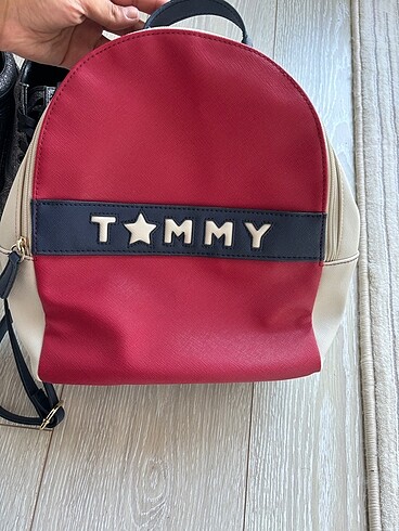 Tommy hilfiger kırmızı lacivert krem suni deri sırt çantası