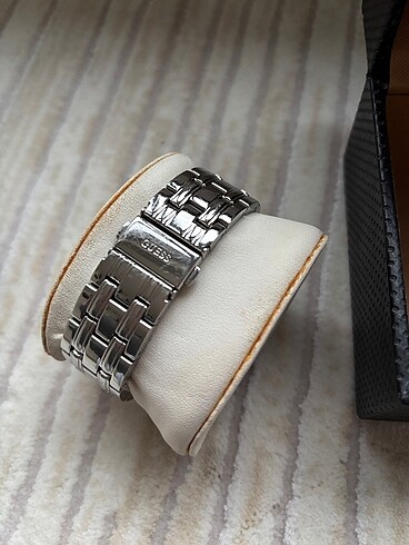 Guess Guess gümüş rengi büyük taşlı saat
