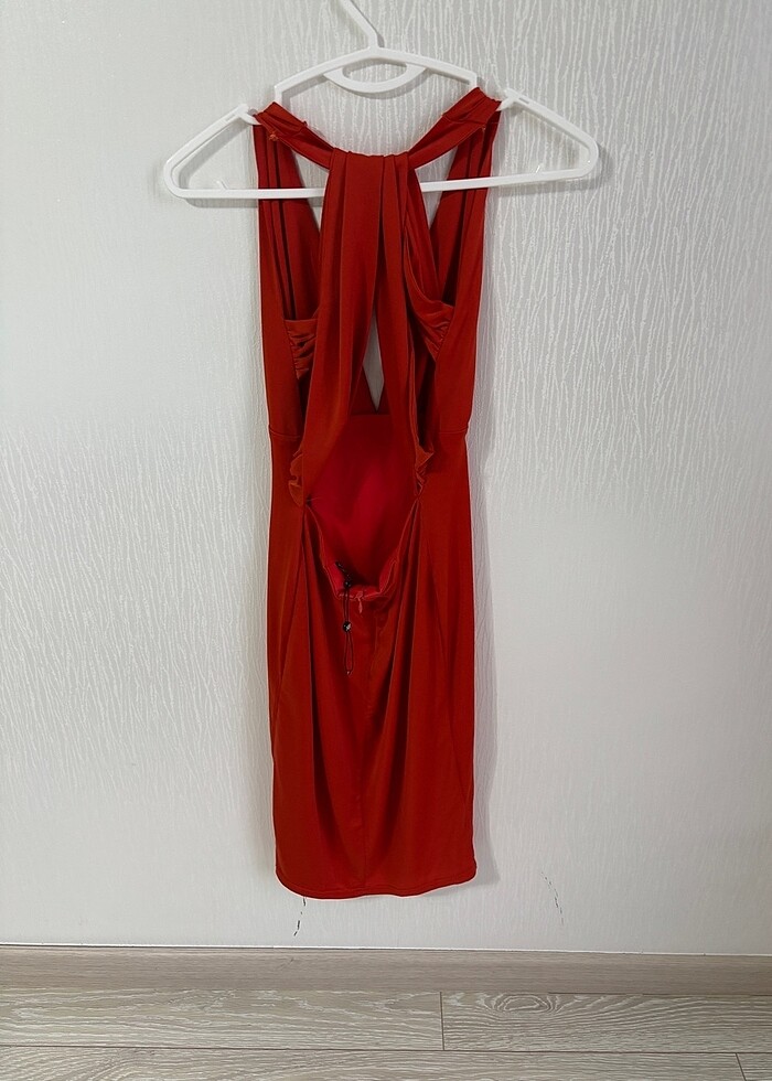 Turuncu sırt detaylı askılı abiye elbise - Görsel 2