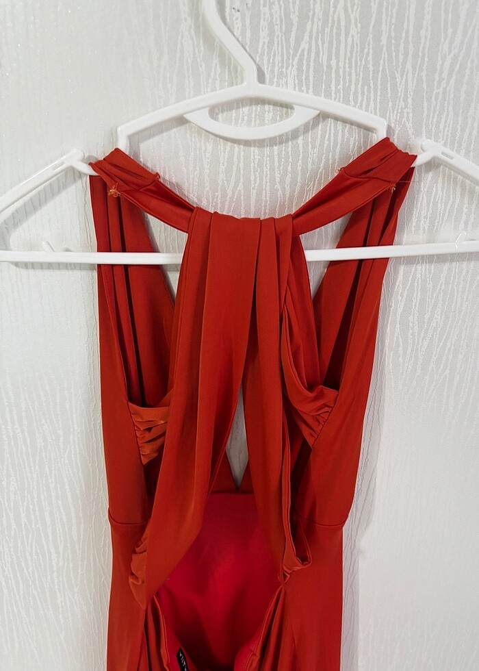 Turuncu sırt detaylı askılı abiye elbise - Görsel 4