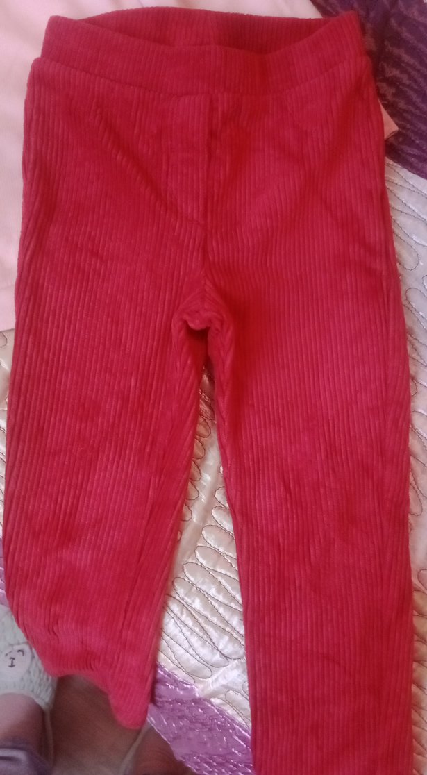 Kırmizi kadife tayt ve pembe sweatshirt - Görsel 2