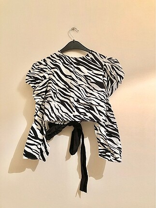 Sirti acik zebra desenli bluz