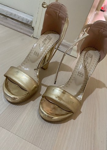 Gold önü açık topuklu