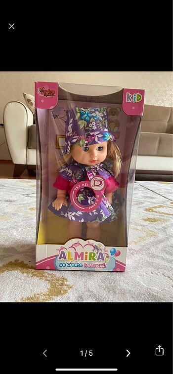 Almira konuşan bebek kutusunda