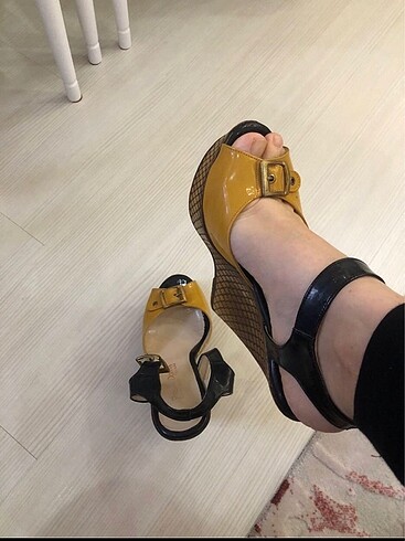 Sarı siyah platform sandalet