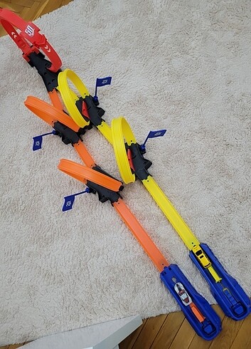 Hotwheels çok çember li yarış pisti