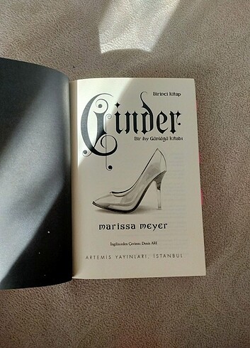  Beden Cinder Marissa Meyer 