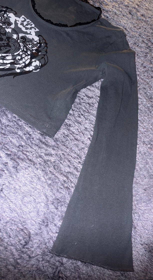 Gri Baskılı Uzun Kollu Gothic crop - Görsel 3