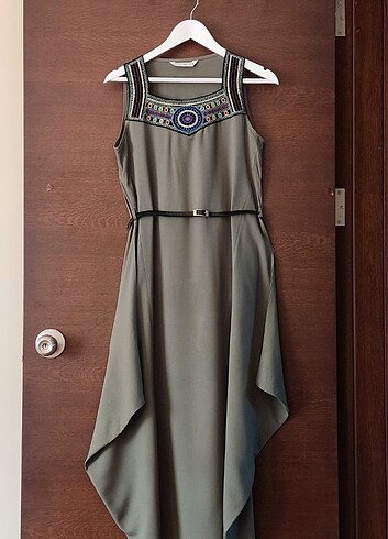 Diğer Önü Nakışlı Asimetrik Elbise