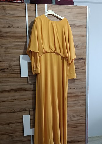 Sarı Dökümlü Uzun Kadın Elbise - Görsel 3