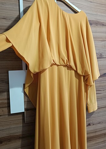 Sarı Dökümlü Uzun Kadın Elbise - Görsel 2