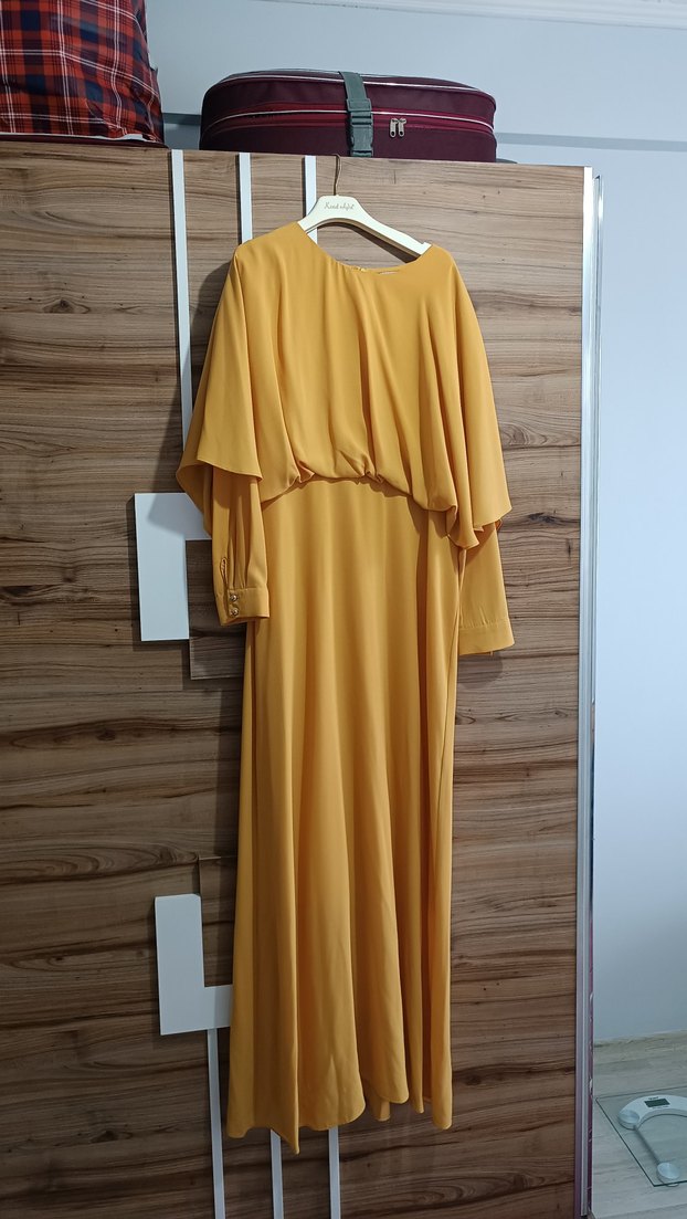 Sarı Dökümlü Uzun Kadın Elbise - Görsel 3
