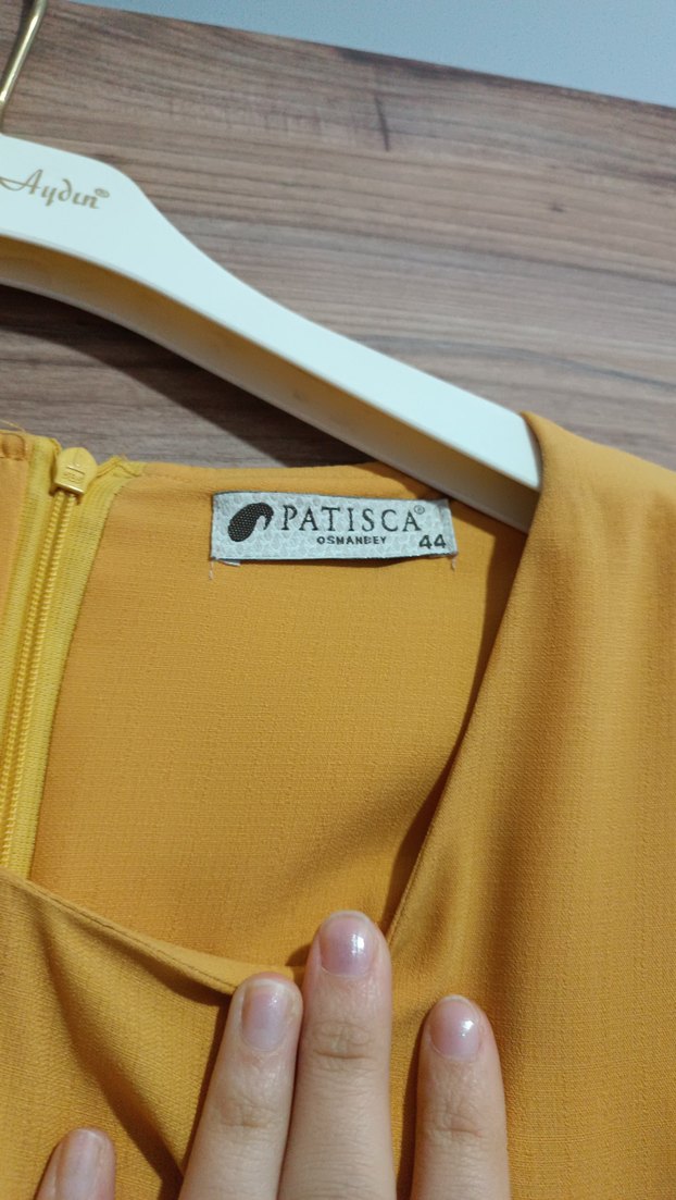 Sarı Dökümlü Uzun Kadın Elbise - Görsel 4