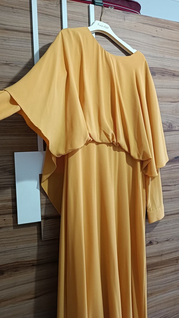 Sarı Dökümlü Uzun Kadın Elbise - Görsel 2