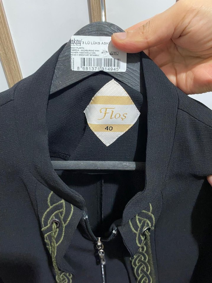 Uzun Siyah Nakışlı Kadın Palto - Görsel 2