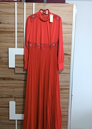 Klasik Şıklık Kırmızı Pilili Uzun Elbise - Görsel 2