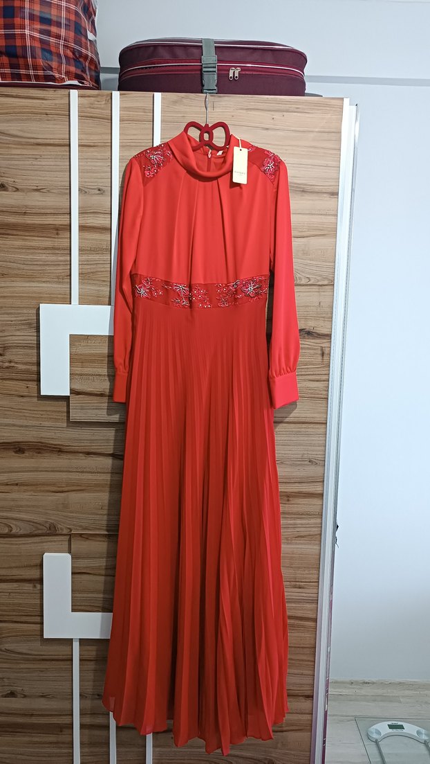 Klasik Şıklık Kırmızı Pilili Uzun Elbise - Görsel 2