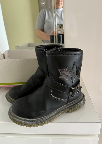 LC Waikiki Kız Çocuk Siyah Deri Tokalı Bot