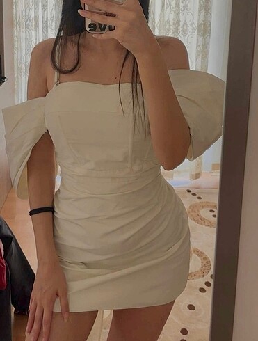 beyaz kurdaleli mini askılı elbise