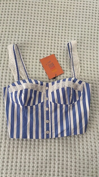 s Beden quzu çizgili dantel detaylı crop bluz askılı