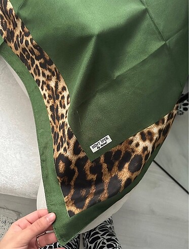 Leopar desenli ipeksi şal - Görsel 3