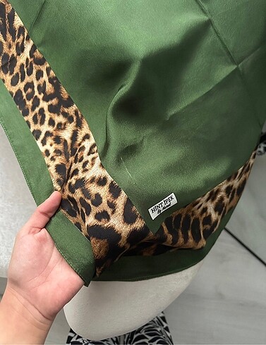 Leopar desenli ipeksi şal - Görsel 4