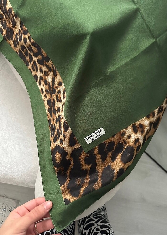 Leopar desenli ipeksi şal - Görsel 3
