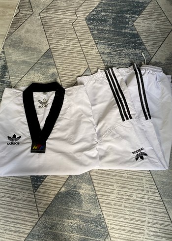 Beyaz Kadın Kemerli Şık Spor Takımı