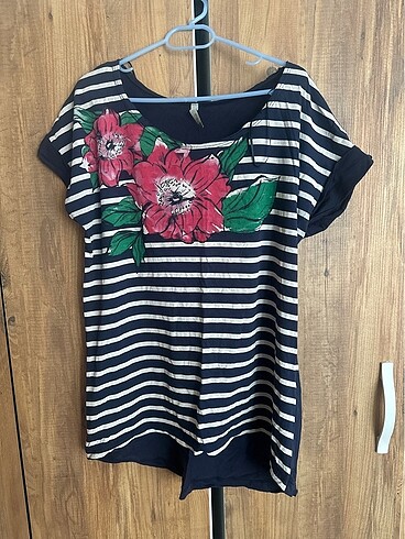 Çiçekli tshirt