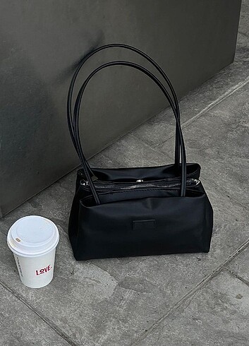 Stradivarius Siyah renk