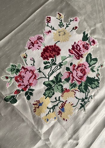 Kanaviçe İşlemeli Çiçek Desenli Masa Örtüsü - Görsel 2