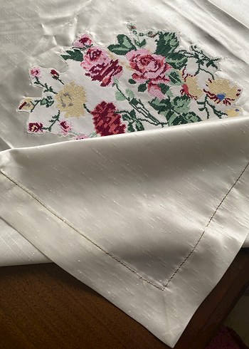 Kanaviçe İşlemeli Çiçek Desenli Masa Örtüsü - Görsel 3