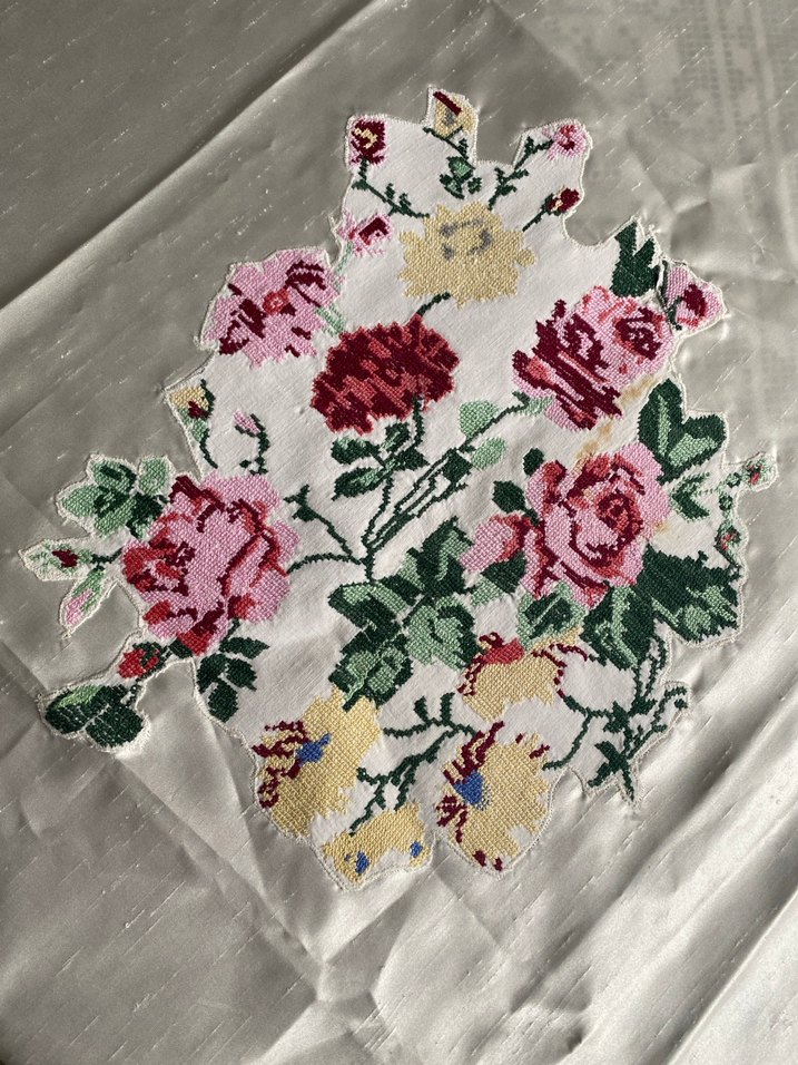 Kanaviçe İşlemeli Çiçek Desenli Masa Örtüsü - Görsel 2