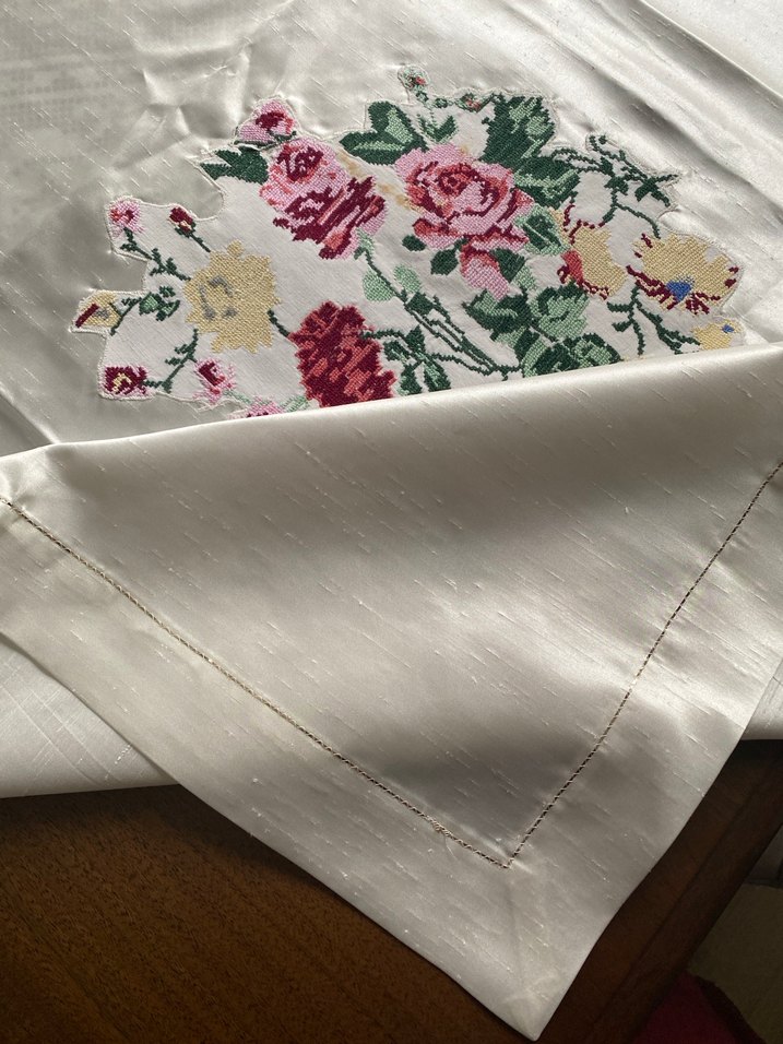 Kanaviçe İşlemeli Çiçek Desenli Masa Örtüsü - Görsel 3