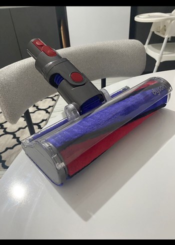 Kırmızı ve koyu renkli elektrikli süpürge başlığı