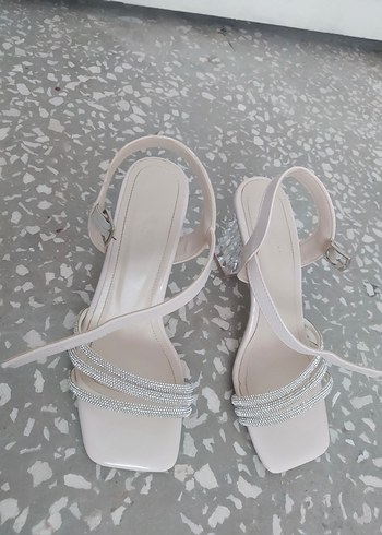 Beyaz taş Detaylı Stiletto Kadın Ayakkabı