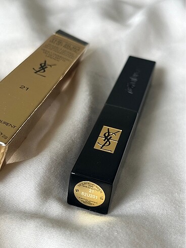Yves Saint Laurent Yves Saint Laurent Velvet Radical ruj 21