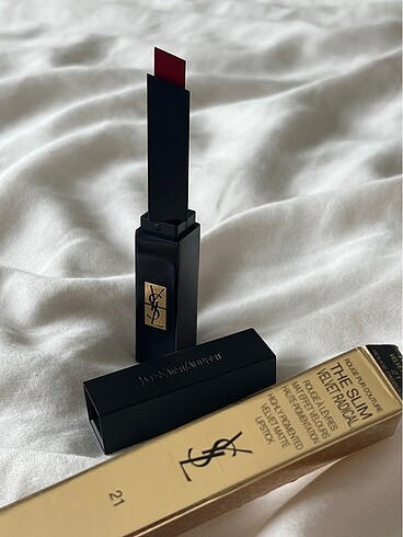  Beden kırmızı Renk Yves Saint Laurent Velvet Radical ruj 21