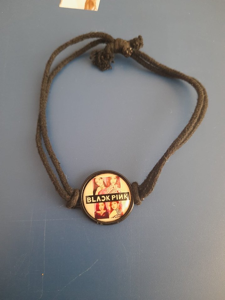 blackpinkli 2 adet bilezik 1 adet kolye 2 adet rozet - Görsel 2