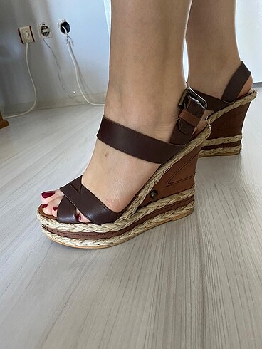 39 Beden Dolgu topuk sandalett