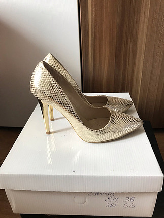 Gold topuklu ayakkabı 