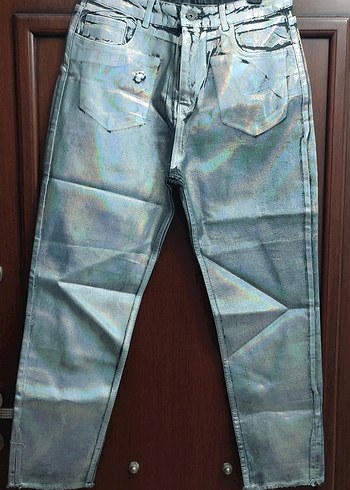 Gri Gümüş Metalik Parlak Renkli Mom Jean Kadın Kot Pantolon - Görsel 3