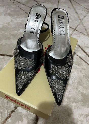 Siyah Çiçek Desenli Vintage Topuklu Kadın Ayakkabısı