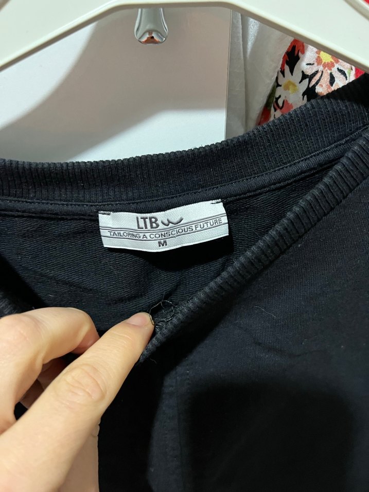 Siyah Kısa Kollu Vatkalı Crop Top - Görsel 3