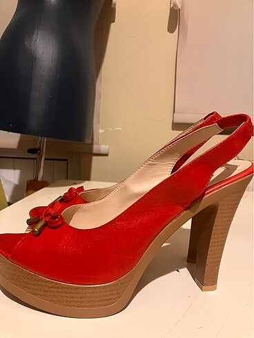 Kırmızı topuklu ayakkabı (kusursuz)