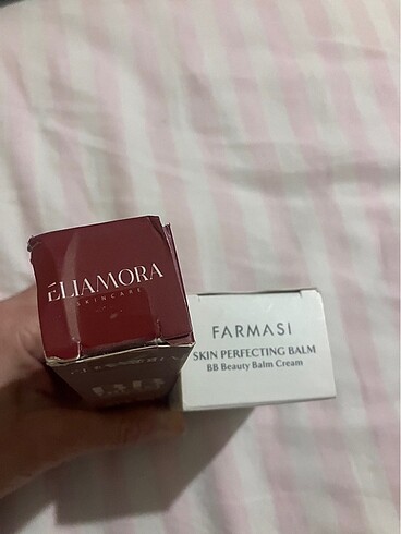Farmasi Açık ten rengi fondöten. İkisi bir arada