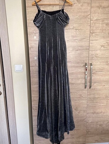 yırtmaçlı gri abiye - Görsel 2