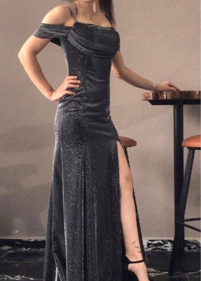 yırtmaçlı gri abiye - Görsel 3